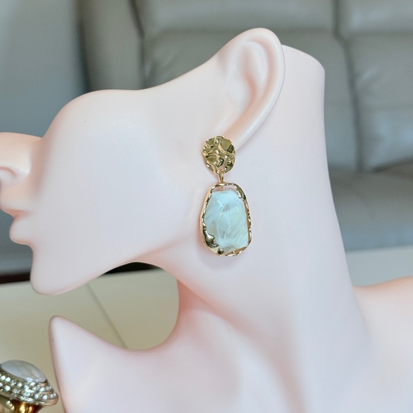 ⚜️ Gold and Créame Stone Drop Earrings - Women's Jewelry - Picture 3 of 8